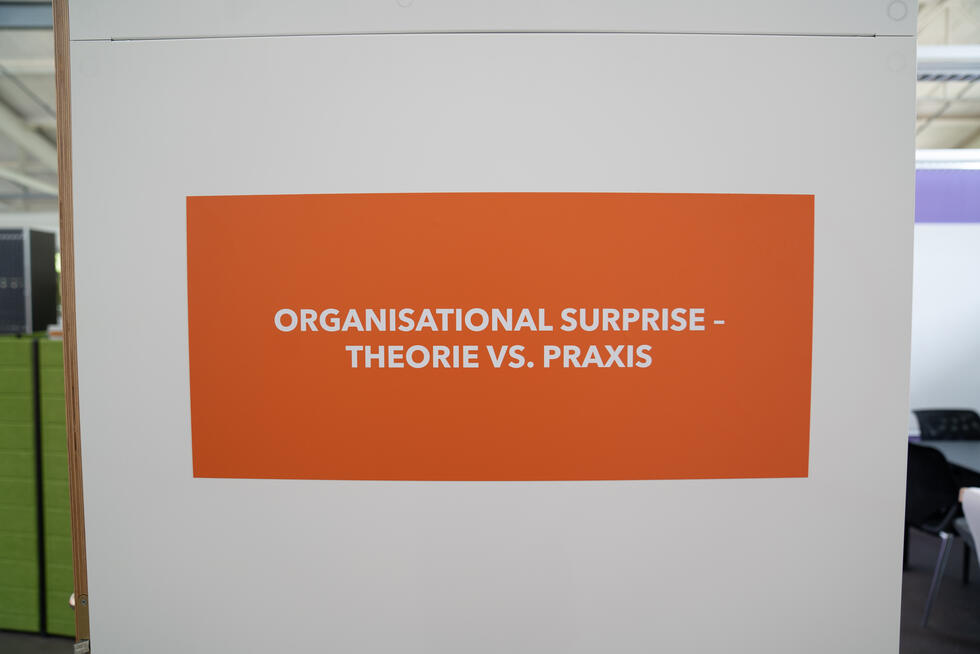 Sign "Organisational surprise - theorie vs. praxis"
