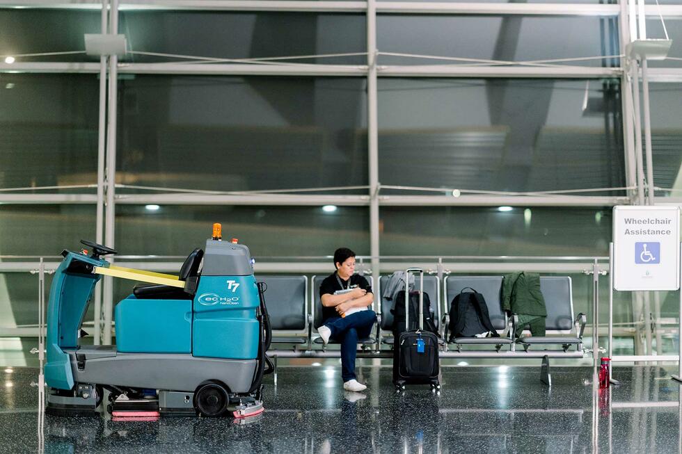 Cleaning robots at the airport