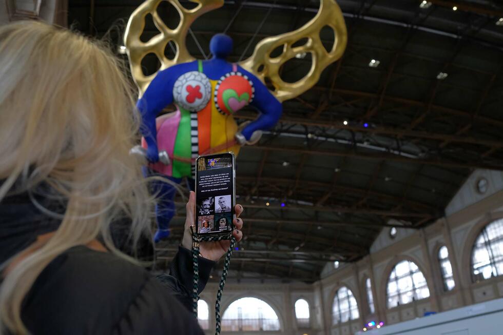 Bettina Meier-Bickel scanning sculpture from Niki de Saint Phalle playing "Artspotting"