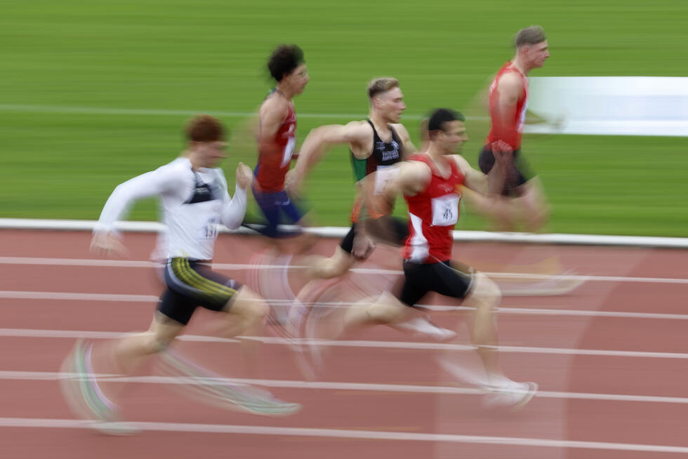 fast, faster, fastest. Runner in a race (symbol image)