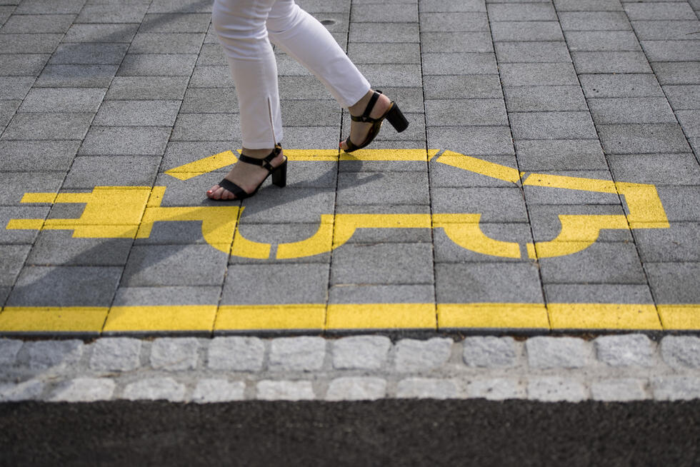 Charging station for electric cars